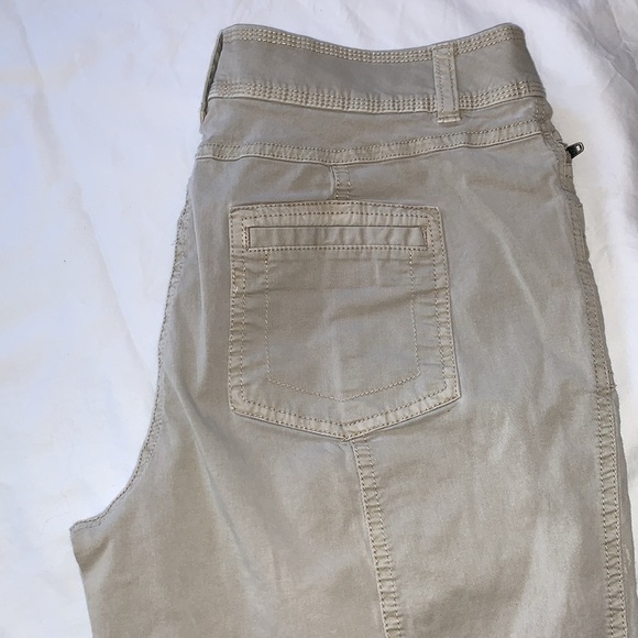 Gently Loved So Slimming Cargo Style Pants by Chico’s - Picture 6 of 6